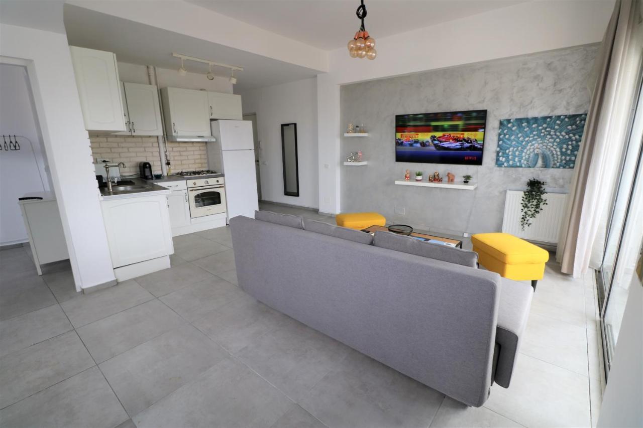 בוקרשט Serenity Heights Apartment: A Panoramic Haven Near Old Town - Free Minibar מראה חיצוני תמונה