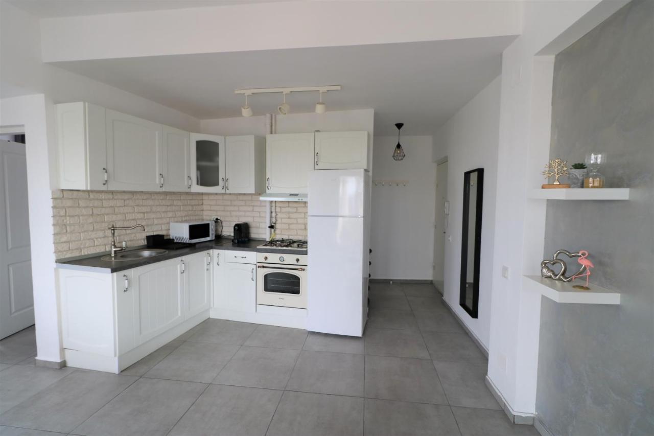 בוקרשט Serenity Heights Apartment: A Panoramic Haven Near Old Town - Free Minibar מראה חיצוני תמונה