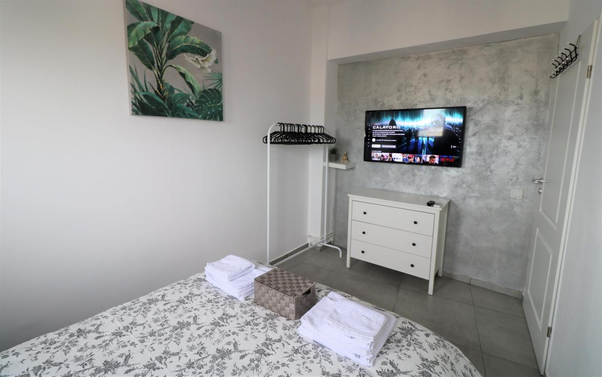 בוקרשט Serenity Heights Apartment: A Panoramic Haven Near Old Town - Free Minibar מראה חיצוני תמונה