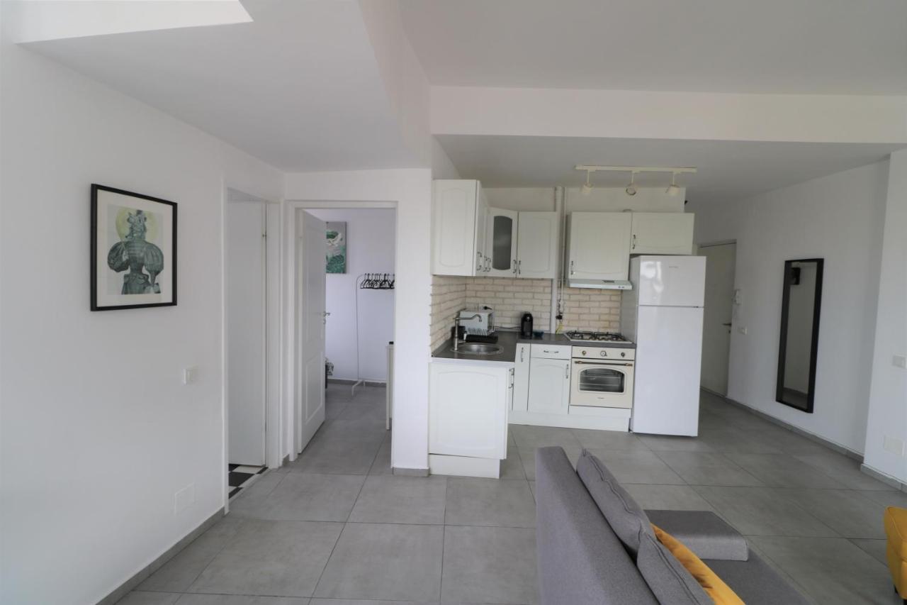 בוקרשט Serenity Heights Apartment: A Panoramic Haven Near Old Town - Free Minibar מראה חיצוני תמונה