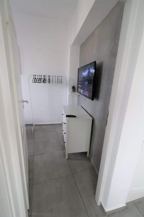 בוקרשט Serenity Heights Apartment: A Panoramic Haven Near Old Town - Free Minibar מראה חיצוני תמונה