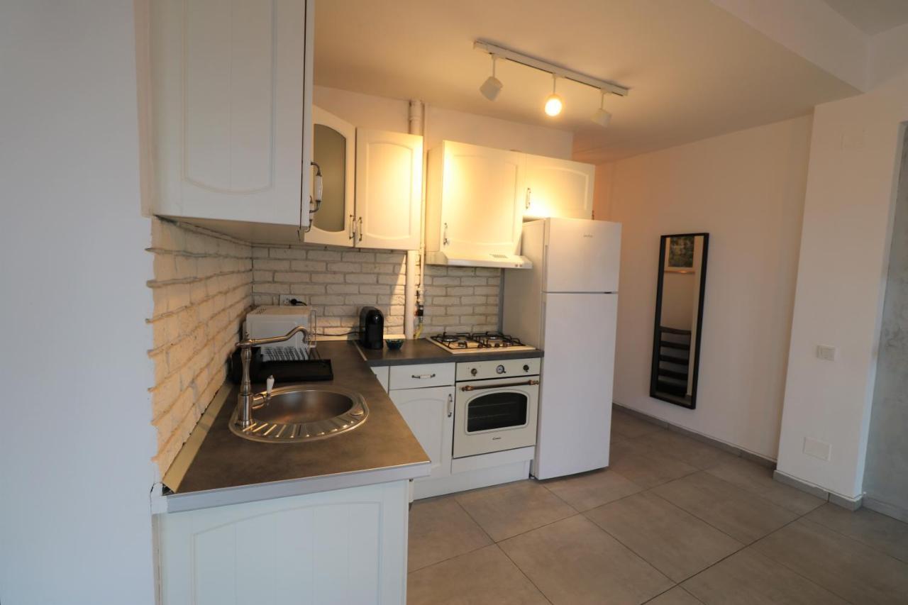 בוקרשט Serenity Heights Apartment: A Panoramic Haven Near Old Town - Free Minibar מראה חיצוני תמונה