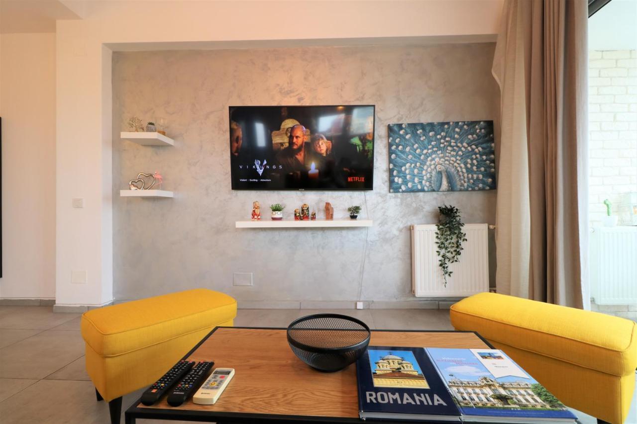 בוקרשט Serenity Heights Apartment: A Panoramic Haven Near Old Town - Free Minibar מראה חיצוני תמונה