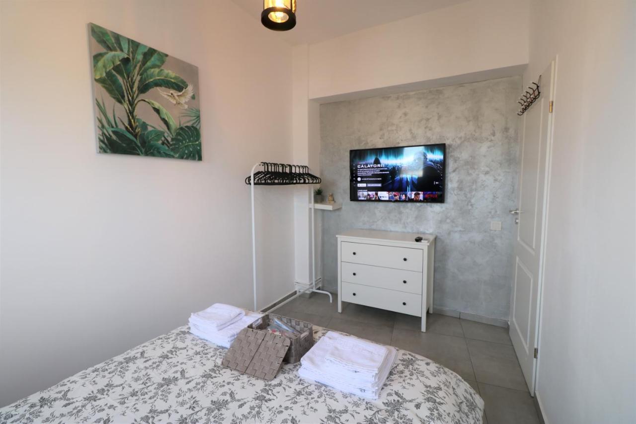 בוקרשט Serenity Heights Apartment: A Panoramic Haven Near Old Town - Free Minibar מראה חיצוני תמונה