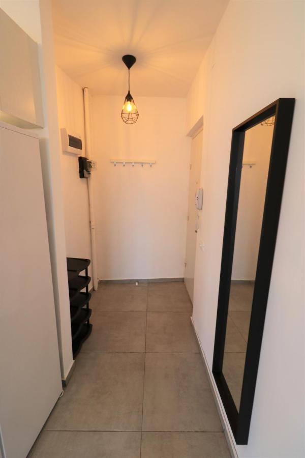 בוקרשט Serenity Heights Apartment: A Panoramic Haven Near Old Town - Free Minibar מראה חיצוני תמונה