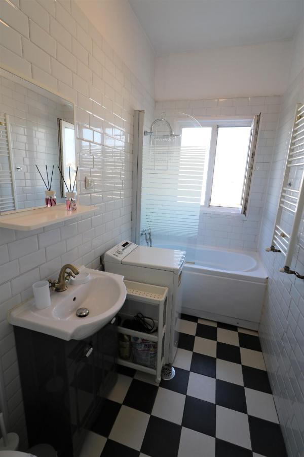 בוקרשט Serenity Heights Apartment: A Panoramic Haven Near Old Town - Free Minibar מראה חיצוני תמונה