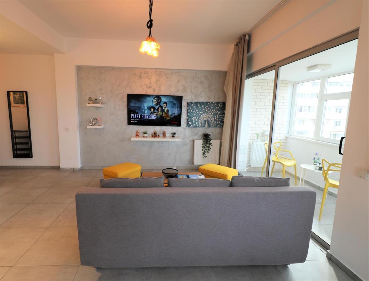 בוקרשט Serenity Heights Apartment: A Panoramic Haven Near Old Town - Free Minibar מראה חיצוני תמונה