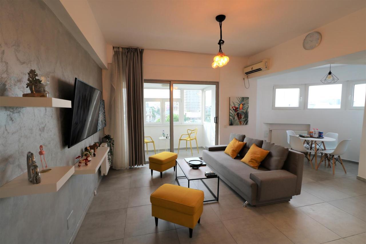 בוקרשט Serenity Heights Apartment: A Panoramic Haven Near Old Town - Free Minibar מראה חיצוני תמונה