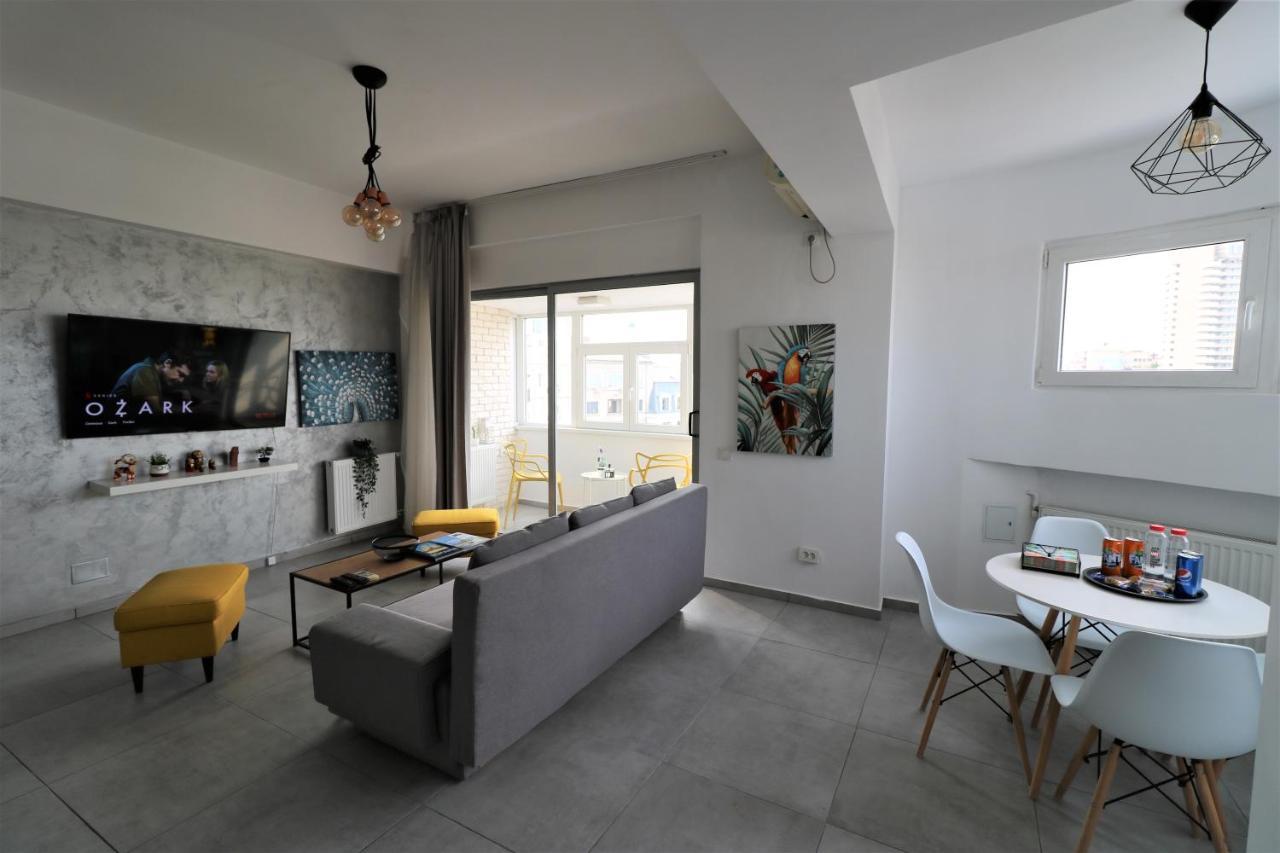 בוקרשט Serenity Heights Apartment: A Panoramic Haven Near Old Town - Free Minibar מראה חיצוני תמונה