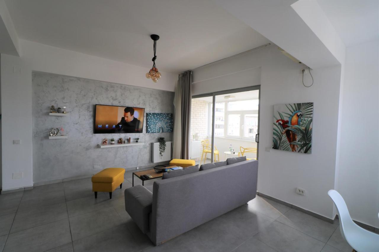 בוקרשט Serenity Heights Apartment: A Panoramic Haven Near Old Town - Free Minibar מראה חיצוני תמונה