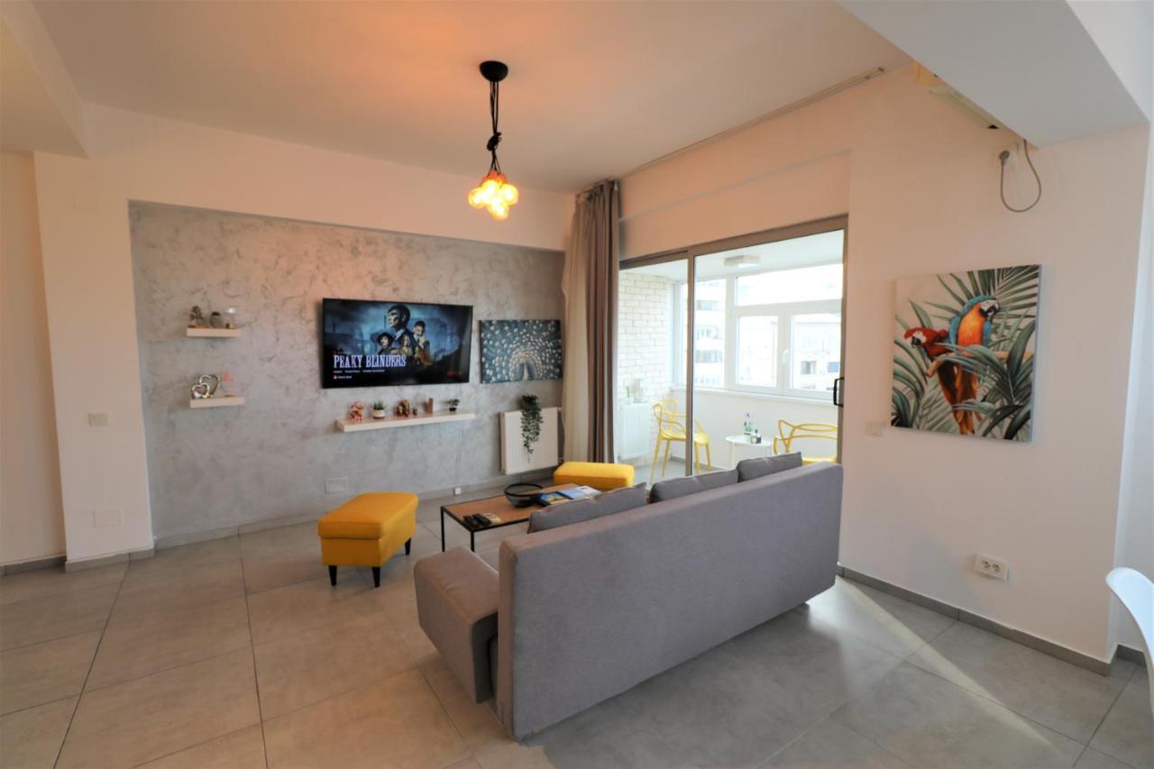 בוקרשט Serenity Heights Apartment: A Panoramic Haven Near Old Town - Free Minibar מראה חיצוני תמונה