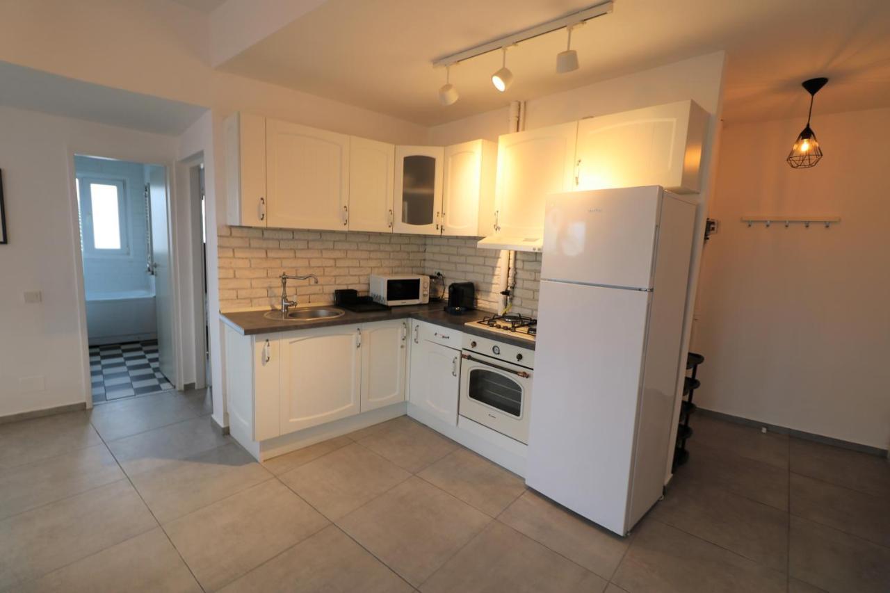 בוקרשט Serenity Heights Apartment: A Panoramic Haven Near Old Town - Free Minibar מראה חיצוני תמונה