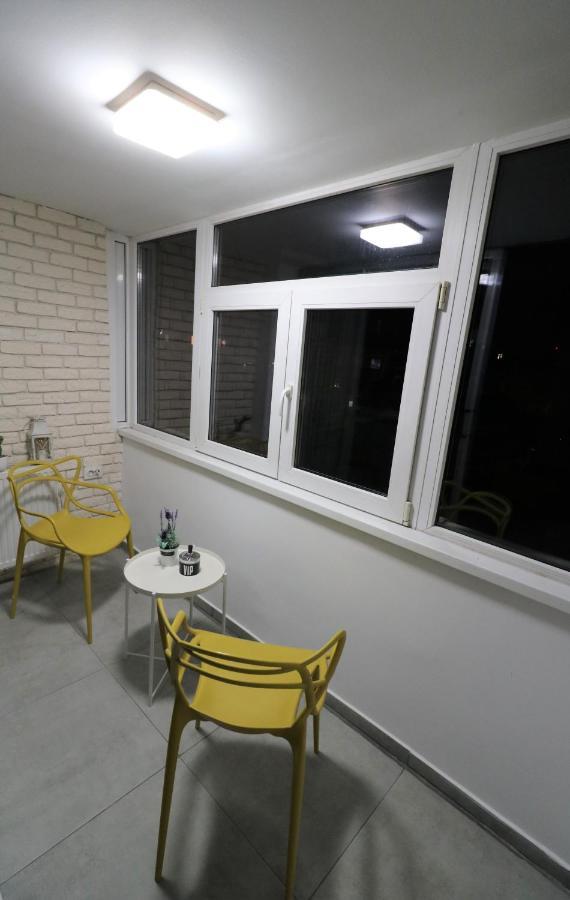 בוקרשט Serenity Heights Apartment: A Panoramic Haven Near Old Town - Free Minibar מראה חיצוני תמונה